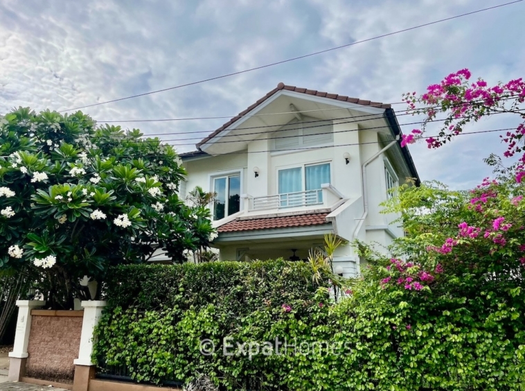 1168 – Beautiful Contemporary 3 bed house with spacious garden in San Pu Loei