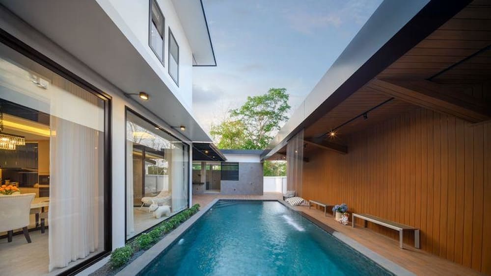 11800 – Luxury Contemporary 4 BR Pool Villa House | In Wat Ket