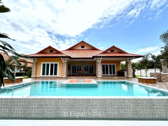 11951 – Brand New Luxury 5-Bedroom Pool Villa with Spacious Garden in Doi Saket Area