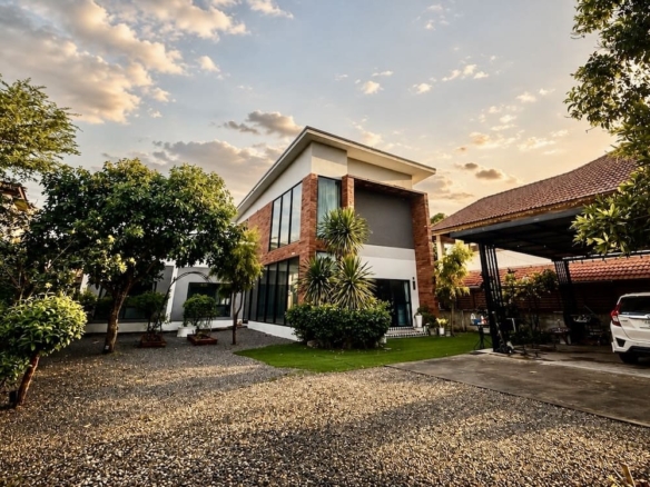 11937 – Modern spacious 3 BR House in Bann Tawai, Hang Dong Area Near Panyaden& GIS