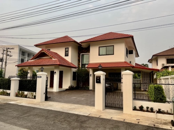 11987 – Spacious Corner 4BR House For Rent | Ruamchok Area Near Central Festival